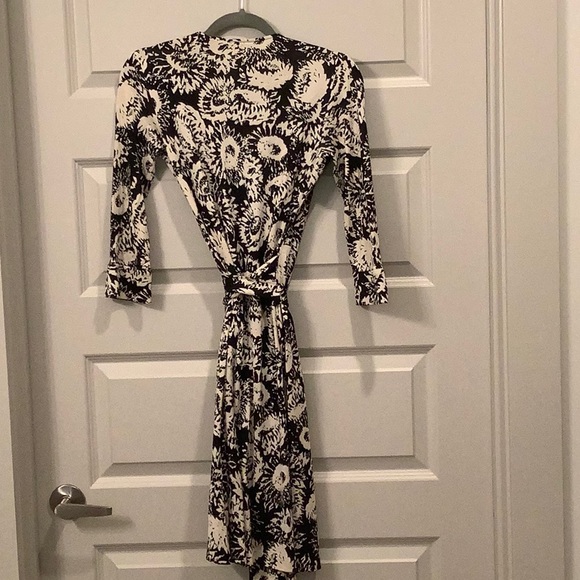 Diane Von Furstenburg Vintage Y2K Classic Silk Wrap Dress Size 4 - Picture 4 of 5